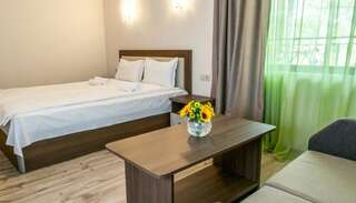 Отель Eco Hotel Momata Kolarovo Двухместный номер Делюкс с 1 кроватью (для 2 взрослых и 1 ребенка)-4