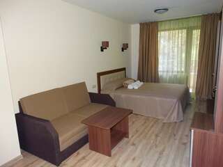Отель Eco Hotel Momata Kolarovo Двухместный номер Делюкс с 1 кроватью (для 2 взрослых и 1 ребенка)-17